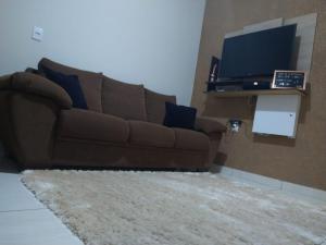 Uma TV ou centro de entretenimento em Casa De Temporada Seja Bem Vindos