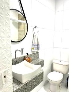 y baño con lavabo, aseo y espejo. en Residencial Morro de São Paulo Casa Amarela, en Morro de São Paulo