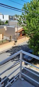 une vue d'une rue de la ville depuis un balcon dans l'établissement Departamento MICHE, à Tandil