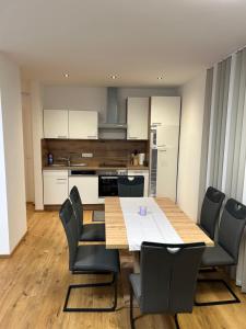 cocina y comedor con mesa y sillas en Appartement Fischbacher, en Schladming