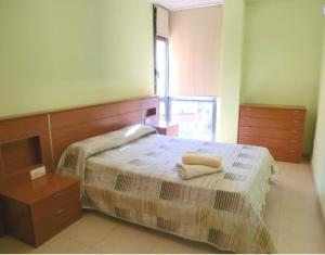 Cama o camas de una habitación en Apartment - 2 Bedrooms with Pool young people group not allowed - 06174