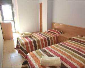 Cama o camas de una habitación en Apartment - 2 Bedrooms with Pool young people group not allowed - 06174