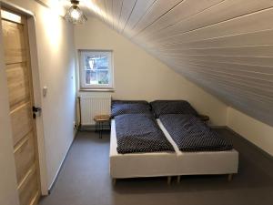 sypialnia z łóżkiem w pokoju w obiekcie Apartmány U Medvěda w mieście Horní Blatná