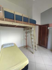 Una cama o camas cuchetas en una habitación  de Casa Samauma Aluguel de Quartos