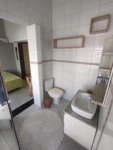 Baño pequeño con lavabo y aseo en Casa Samauma Aluguel de Quartos en Florianópolis