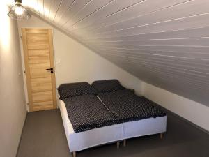 Łóżko lub łóżka w pokoju w obiekcie Apartmány U Medvěda