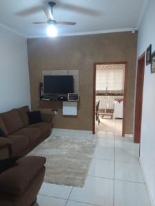 Uma TV ou centro de entretenimento em Casa De Temporada Seja Bem Vindos