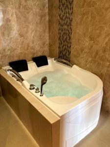 SM HOTEL Plus في ليما: حوض استحمام مع بط أسود في الحمام