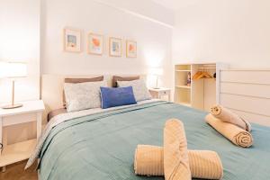 ein Schlafzimmer mit einem großen Bett mit Handtüchern darauf in der Unterkunft Playa Arena Beach Apt by Dream Homes Tenerife in Puerto de Santiago
