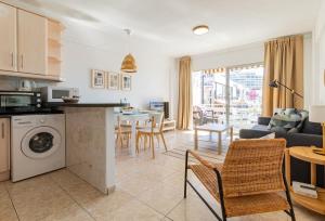eine Küche und ein Wohnzimmer mit einem Tisch und Stühlen in der Unterkunft Playa Arena Beach Apt by Dream Homes Tenerife in Puerto de Santiago