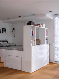 Designloft في خنت: سرير أبيض كبير في غرفة نوم بيضاء