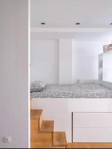 1 dormitorio con 1 cama en una habitación blanca en Designloft, en Gante