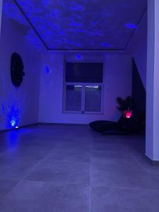 een woonkamer met een blauw plafond en een kamer met: bij Zen Ô Spa in Charleroi