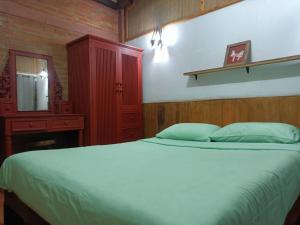 - une chambre avec un grand lit et une armoire rouge dans l'établissement Parsakfamilyhouse9rooms, à Hang Dong