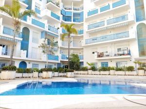 Bazén v ubytovaní COZY APARTMENT BETWEEN THE PORT AND THE BEACH LA RADA alebo v jeho blízkosti