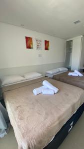 2 posti letto in camera con asciugamani di Manawa Beach Flat A29 a Porto De Galinhas