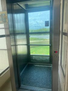una porta dell'ascensore con finestra su un treno di Manawa Beach Flat A29 a Porto De Galinhas