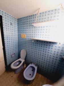 baño azul con aseo y bidet en Tineo en Villa Gesell