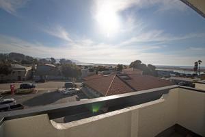 una vista del océano desde el techo de un edificio en La Serena Inn en Morro Bay
