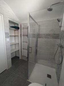 Kúpeľňa v ubytovaní Centre ville Concarneau T4