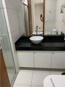 a bathroom with a sink and a mirror at Excelente Acomodação no Paraíso das Águas, Studio no Resort ILOA em Alagoas in Barra de São Miguel