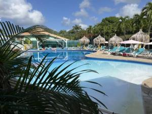 สระว่ายน้ำที่อยู่ใกล้ ๆ หรือใน Apt Almas, en résidence avec piscine