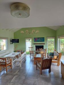 sala de estar con muebles y chimenea en Casa Mar Chiquita en Balneario Mar Chiquita