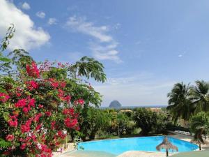สระว่ายน้ำที่อยู่ใกล้ ๆ หรือใน Apt Almas, en résidence avec piscine