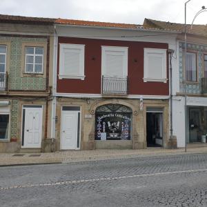 un edificio con un negozio sul lato di una strada di Henriqueta Maia Suits a Ílhavo