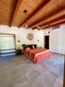 a bedroom with a bed and a wooden ceiling at Solez Zihuatanejo in Zihuatanejo