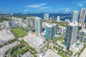 uma vista aérea de uma cidade com edifícios altos em Platinum 1BD 1BTH at Midblock em Miami