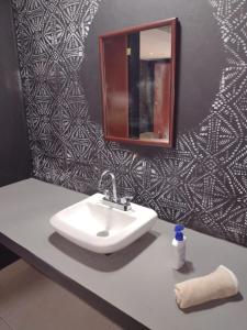 bagno con lavandino e specchio su un bancone di Veleta Inn a Tulum