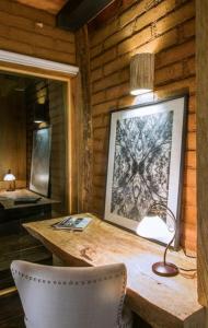 una scrivania con sedia e una foto appesa a un muro di Lofts in The Forest a Avándaro