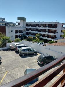un estacionamiento con autos estacionados en un estacionamiento en Departamento en Villa Gesell en Villa Gesell