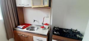 Kuchyňa alebo kuchynka v ubytovaní KITNET S1 em TORRES-RS - Na mais bela praia Gaúcha - Cozinha - Banheiro - Ar condicionado - TV e Wi-Fi - Estacionamento - Acomoda até 5 pessoas - Anfitriã Superhost no BnB