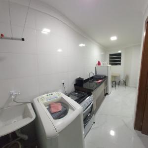 a kitchen with a stove top oven next to a sink at Apartamento Ponta da Fruta para até 4 pessoas 201 in Vila Velha