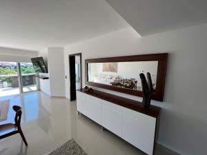 sala de estar con espejo en la pared en Brand New and Amazing Penthouse! en Playa del Carmen