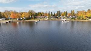 LaroucheLes Chalets Baie Cascouia的湖中有两个船