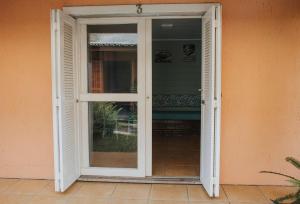 an open door of a house with a window at Residencial Solar Três in Imbé