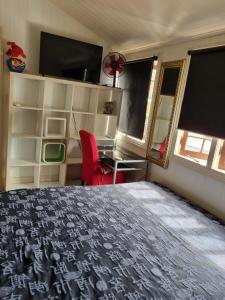 una camera con letto, scrivania e finestra di Homestay at Julie's a Cairns