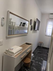 vestidor con espejo y escritorio en Pension Susita, en Alicante