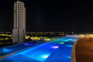 Peldbaseins naktsmītnē Suites Malecon Cancun vai tās tuvumā