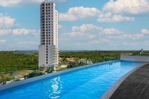 A piscina localizada em Suites Malecon Cancun ou nos arredores