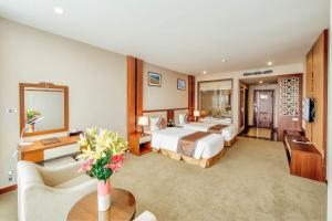 una camera d'albergo con due letti e un divano di Muong Thanh Luxury Bac Ninh Hotel a Bắc Ninh
