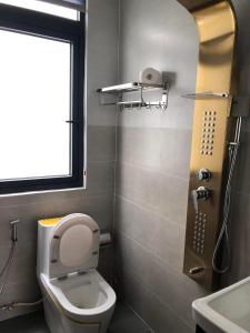 フーコックにあるCoffee Pacific Grand World Phú Quốcのバスルーム(トイレ、洗面台付)、窓が備わります。