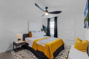 um quarto com uma cama e uma ventoinha de tecto em Disney Dream Vacation Home by Disney em Kissimmee