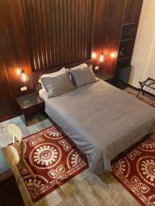 1 dormitorio con 1 cama grande y paredes de madera en 352 Guest House Hotel Boutique en San Juan