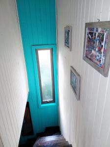 una puerta azul en un pasillo con una ventana en Cabañas Don Peto, en Ancud
