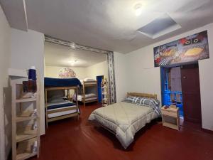 1 dormitorio con 1 cama y literas. en The Sleepy Mouse en Cuzco