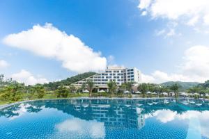 widok na hotel z basenu w obiekcie Muong Thanh Luxury Dien Lam w mieście Diễn Châu